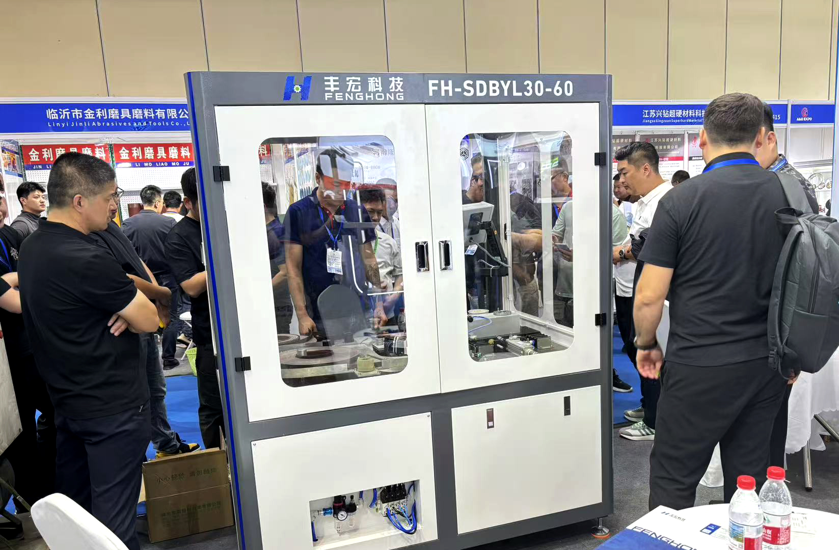 三磨展丰宏科技展位前人头攒动