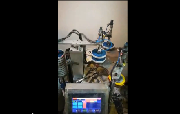 全自动百叶轮背胶机工作视频（一）